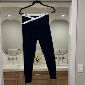 Beyond Yoga Women Leggings size L in Navy and White